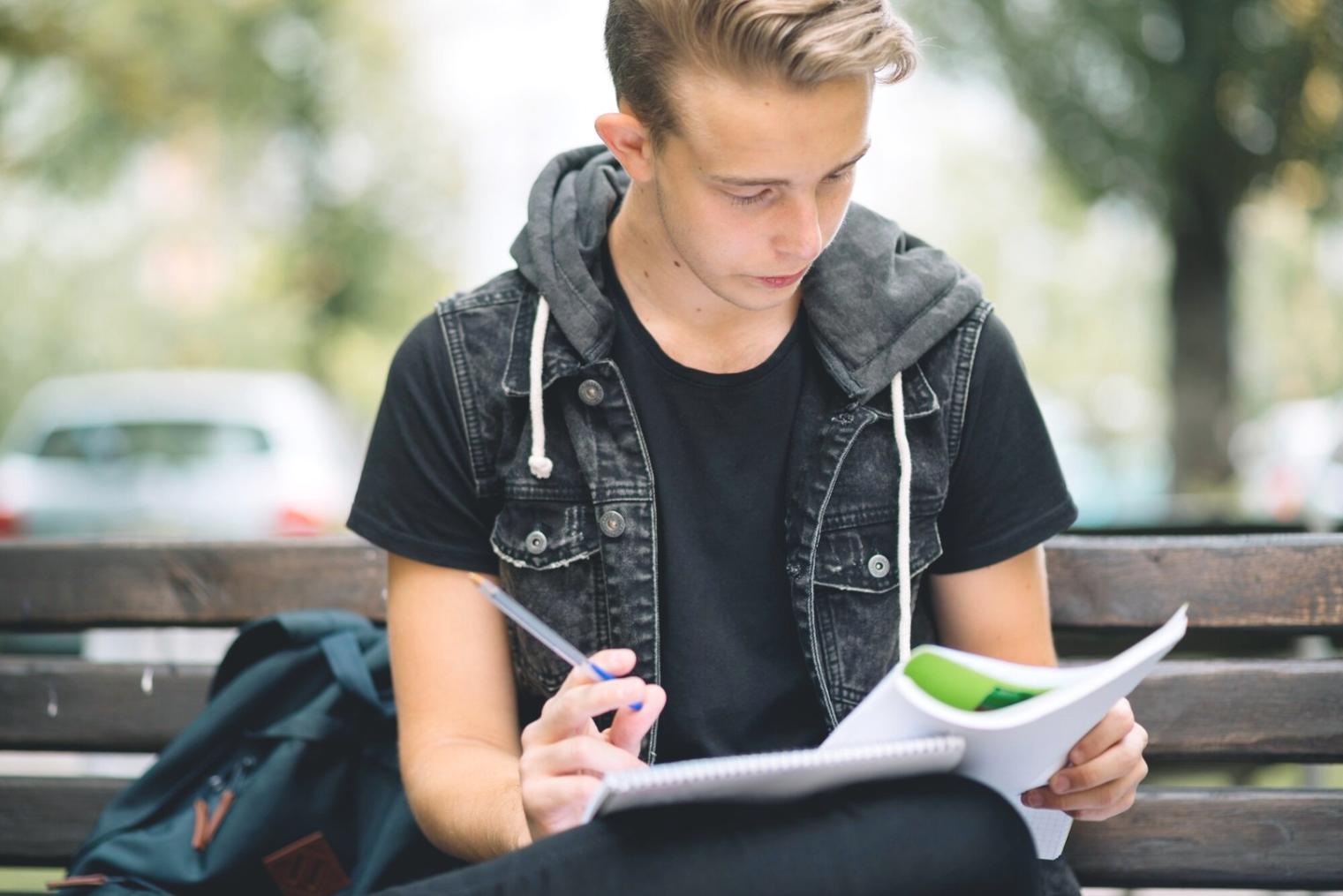 Analyseprozess mit Finanzunterlagen und Notizen